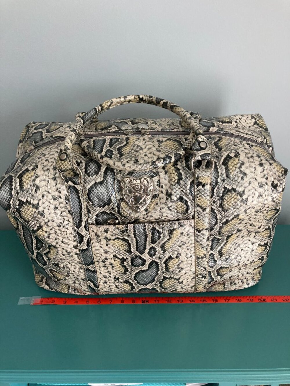 NWOT Kathy Von Zeeland Weekender Bag Cream/Gray Snake Print - Picture 12 of 16